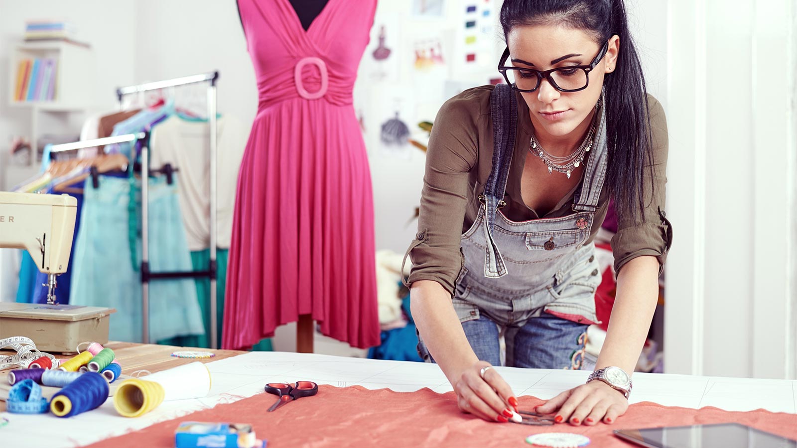 What are the different roles available in the fashion industry?